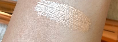 Тот самый влажный блик с Charlotte Tilbury Beauty Light Wand в оттенке Hollywood Spotlight