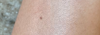 Тот самый влажный блик с Charlotte Tilbury Beauty Light Wand в оттенке Hollywood Spotlight