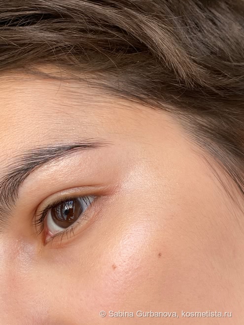 Тот самый влажный блик с Charlotte Tilbury Beauty Light Wand в оттенке Hollywood Spotlight