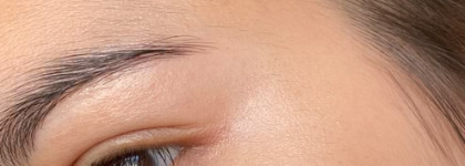 Тот самый влажный блик с Charlotte Tilbury Beauty Light Wand в оттенке Hollywood Spotlight