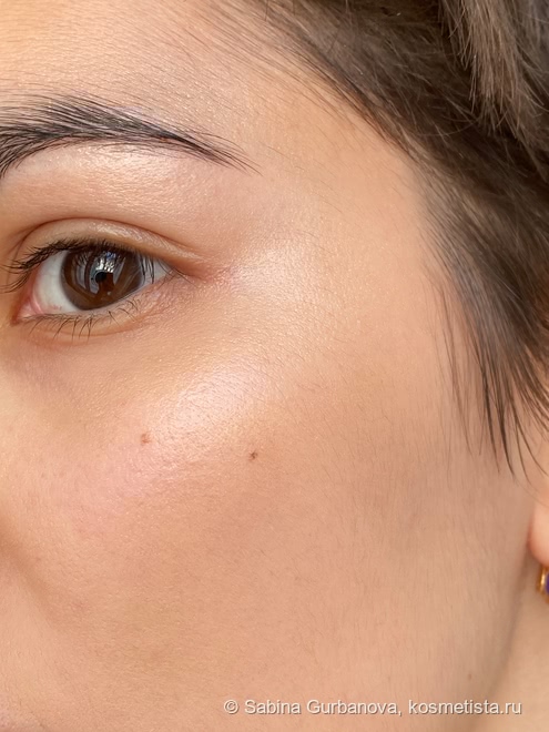 Тот самый влажный блик с Charlotte Tilbury Beauty Light Wand в оттенке Hollywood Spotlight