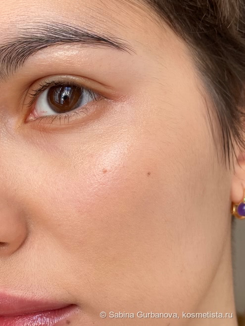 Тот самый влажный блик с Charlotte Tilbury Beauty Light Wand в оттенке Hollywood Spotlight