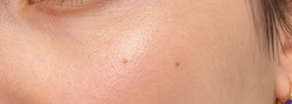 Тот самый влажный блик с Charlotte Tilbury Beauty Light Wand в оттенке Hollywood Spotlight