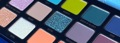 Очень яркая и очень лимитированная палетка теней: Kaleidos Makeup Club Nebula Palette