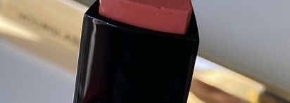 Тренд на кремовые румяна: Hourglass Cosmetics Vanish BLush Stick, оттенки Sacred и Loyal