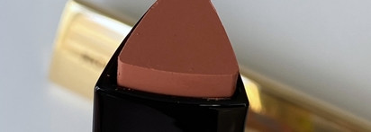 Тренд на кремовые румяна: Hourglass Cosmetics Vanish BLush Stick, оттенки Sacred и Loyal