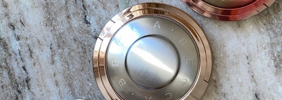 Знаменитые хайлайтеры Becca - Shimmering skin perfectors в оттенках Own your light, Vanilla Quartz, Golden mint, Opal. Стоит ли купить перед закрытием бренда