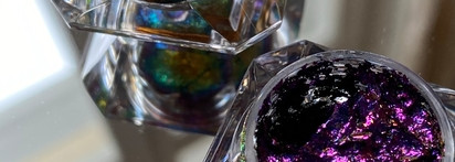 Мультихромные хлопья: Danessa Myricks Infinite Chrome Flakes, оттенки Kiss me, Lightning bolt