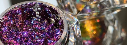 Мультихромные хлопья: Danessa Myricks Infinite Chrome Flakes, оттенки Kiss me, Lightning bolt