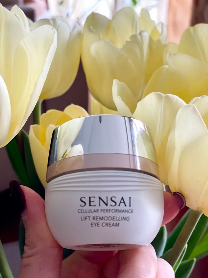Sensai lift remodelling eye cream