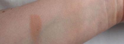 Два бюджетных продукта: бронзер Essence - Matt bronzing powder и хайлайтер RdeL Young - Glow and Shine Powder