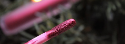 Альтернатива рождественскому красному: Lime Crime Metallic Velvetines - Raisin Hell