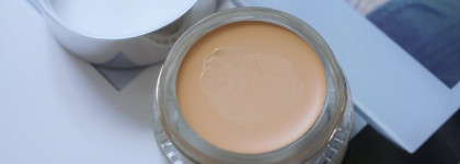 Наверное, самый бережный консилер: Glossier Stretch Concealer в оттенке Light (10 / G11)