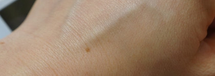 Наверное, самый бережный консилер: Glossier Stretch Concealer в оттенке Light (10 / G11)