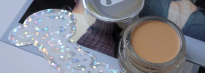 Наверное, самый бережный консилер: Glossier Stretch Concealer в оттенке Light (10 / G11)