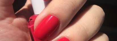 Ягодное настроение с Essie Nail Polish в оттенке Altitude Attitude