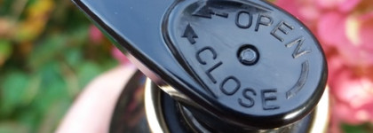 Черный гель-скраб Detox Floristica Shower Scrub Tea Tree, Juniper, Activated Carbon