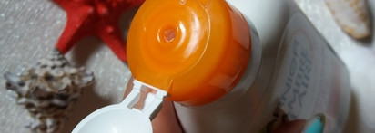 Хочу/могу. Солнцезащитные средства: Lancaster Sun For Kids Comfort Cream Wet Skin Application Anti-Sand Water Resistant spf-50 и Garnier Ambre Solaire spf-30