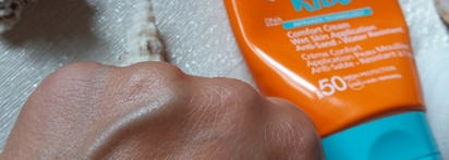 Хочу/могу. Солнцезащитные средства: Lancaster Sun For Kids Comfort Cream Wet Skin Application Anti-Sand Water Resistant spf-50 и Garnier Ambre Solaire spf-30