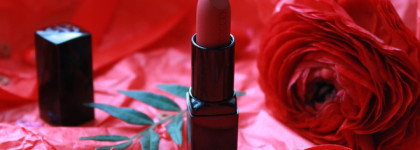 Соблазнительно красная и матовая помада Artdeco / Mat Performance Lipstick / 20 Geisha RED
