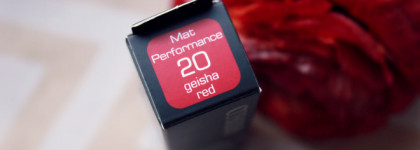 Соблазнительно красная и матовая помада Artdeco / Mat Performance Lipstick / 20 Geisha RED