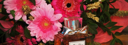 Аромат пушистых пионов, кисло - сладкого граната и пудры спелой малины. Miss Dior Absolutely Blooming