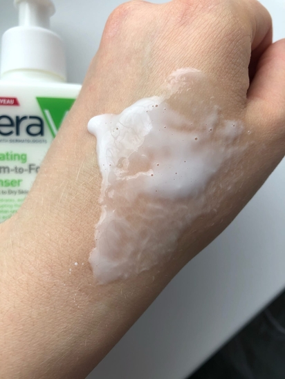 Мягкое очищение кожи с помощью CeraVe Hydrating Cream-to-Foam Cleanser For Normal to Dry Skin