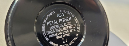 Самые нежные запеченные румяна Mac Mineralize Blush в оттенке Petal Power