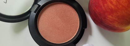 Румяна Mac Sheertone Shimmer Blush в оттенке Peachtwist. Персиковый поцелуй на моей коже