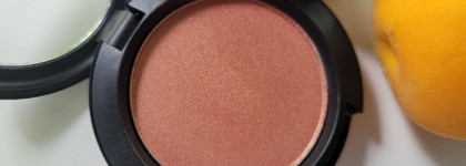 Румяна Mac Sheertone Shimmer Blush в оттенке Peachtwist. Персиковый поцелуй на моей коже