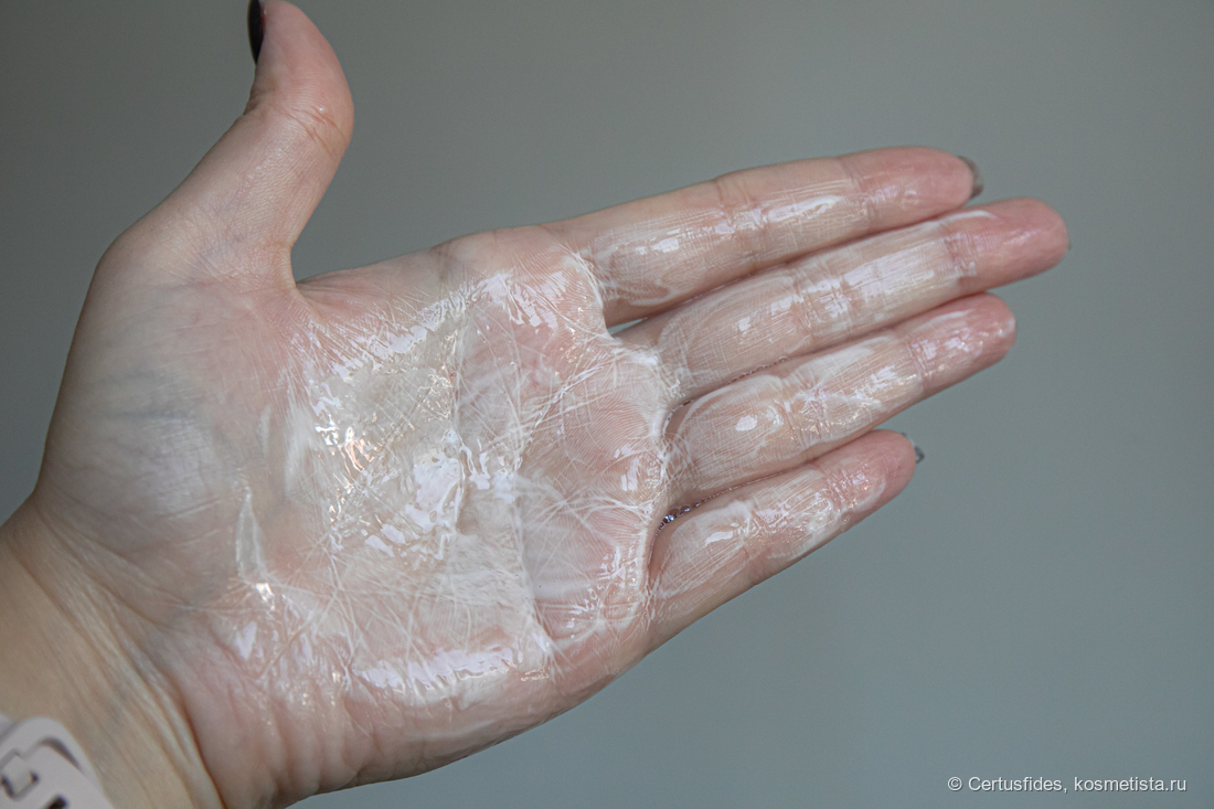 Попытка вспенить шампунь на руке с небольшим количеством воды