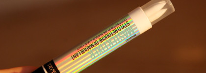 Любители четких стрелок и выразительных губ оценят. Корректор-карандаш от Maybelline Master Fixer MakeUp Remover Pen