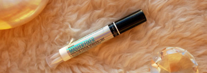 Любители четких стрелок и выразительных губ оценят. Корректор-карандаш от Maybelline Master Fixer MakeUp Remover Pen