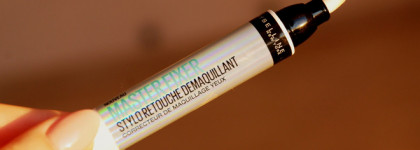 Любители четких стрелок и выразительных губ оценят. Корректор-карандаш от Maybelline Master Fixer MakeUp Remover Pen