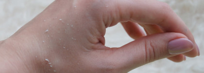 Мгновенное обновление кожи с помощью пилинг-скатки Green tea peeling vegetal от Premium Deoproce