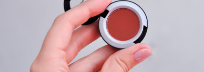 Время теней. MAC Powder Kiss Soft Matte Eye Shadow. Цвета Fall in love и Devoted to chili