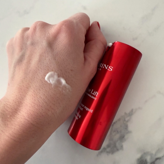 Идеально для увядающей кожи век Clarins Total Eye Lift
