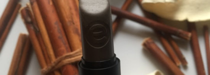 Помада Essence из новой линейки Ultra last instant colour в оттенке 01 Sand Aside