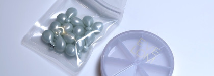 Eve Lom cleansing oil capsules travel case - незаменимый помощник в поездке