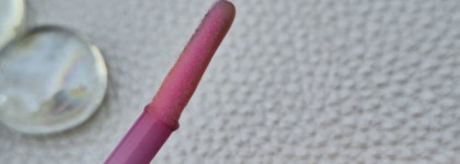 Essence Pride Applied 01 Be Your Own Rainbow color-changing lipgloss - полосатая новинка