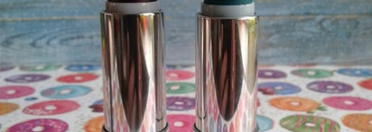 Помада Essence Vibrant Shock Lipstick в оттенках 10 и 11: сумасшедшая зеленка и дикий виноград