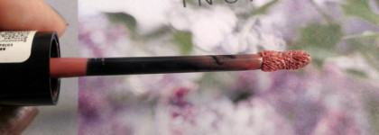 Жидкая помада Essence Colour Boost Vinylicious Liquid Lipstick в оттенке 04 Woody Rosy:самый красивый глянцевый нюд