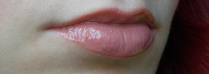 Жидкая помада Essence Colour Boost Vinylicious Liquid Lipstick в оттенке 04 Woody Rosy:самый красивый глянцевый нюд