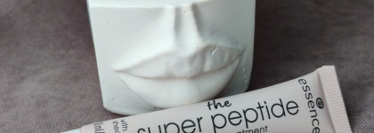 Свои губы только лучше с Essence The super peptide glossy lip treatment 01 Peptacular