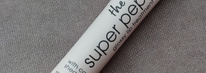Свои губы только лучше с Essence The super peptide glossy lip treatment 01 Peptacular