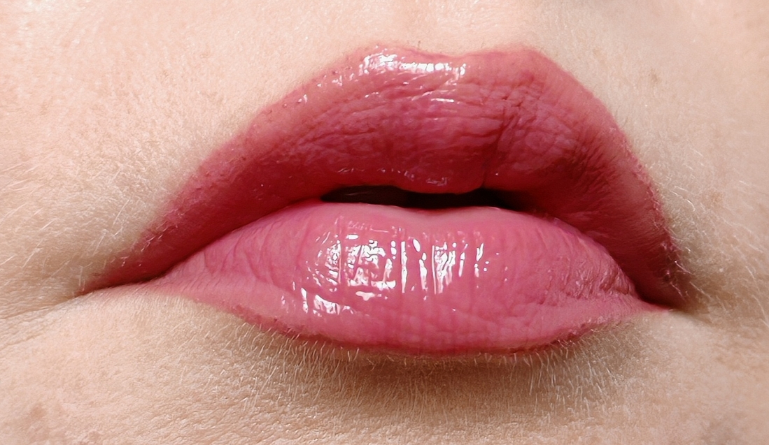 По контуру нанёсен карандаш для губ.