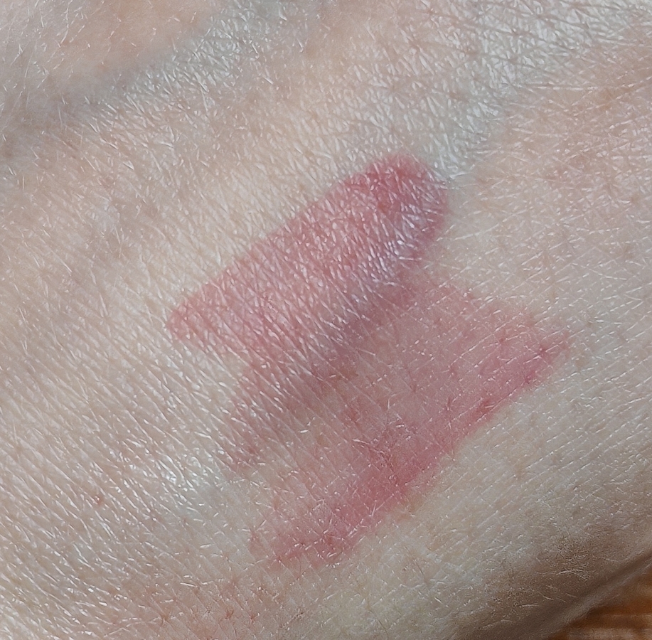 Немного подождала и стёрла. Глянец ушёл, остался пигмент