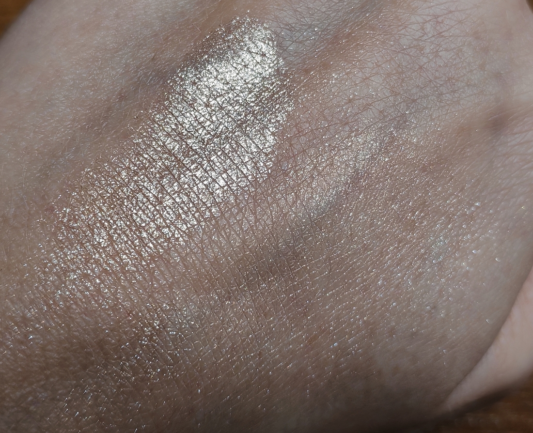 Искусственное освещение. Вверху слой в одно касание рефила, внизу растушевала.