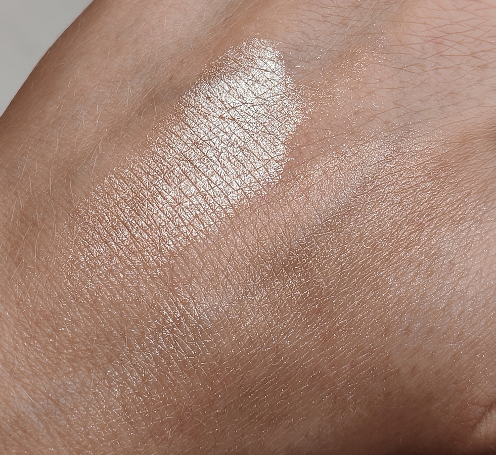 Дневной свет от окна. Вверху слой в одно касание рефила, внизу растушевала.