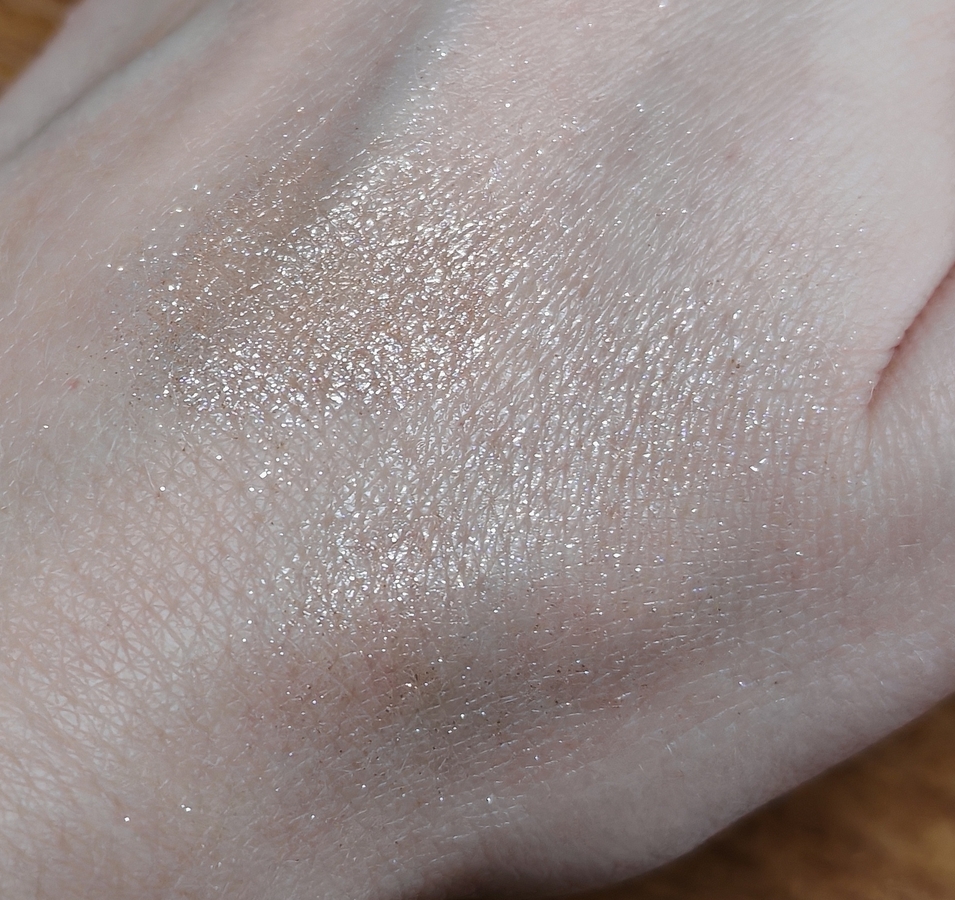 Сверху нанесла на супер бонд, снизу на сухую кожу. Искусственное освещение.